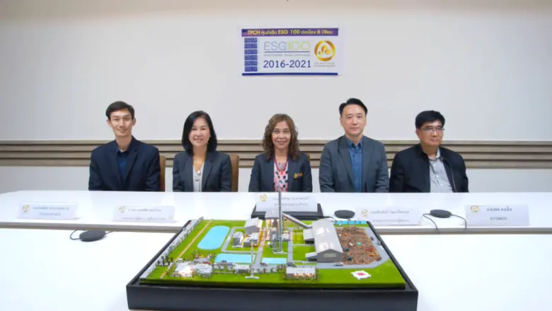 คุณกนกทิพย์ จันทร์พลังศรี (กลาง) ประธานคณ...