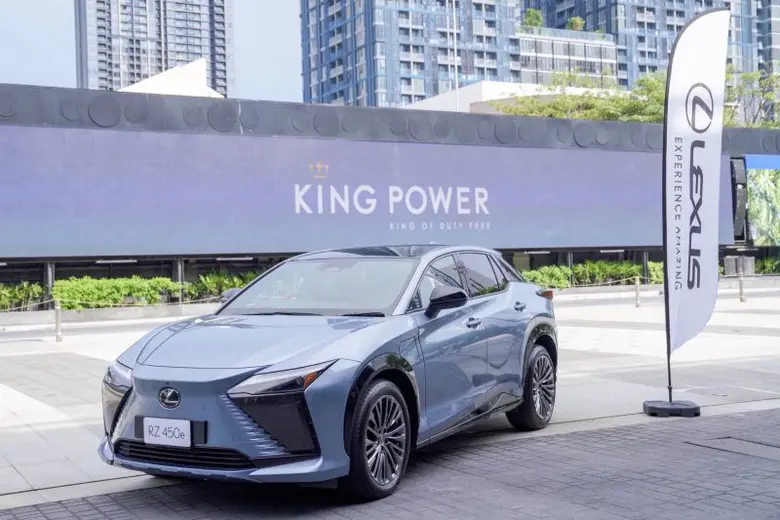 คิง เพาเวอร์ ฉลองยิ่งใหญ่ครบรอบ 34 ปี จัดหนักจัดเต็ม อะไรก็เป็นไปได้ ลุ้นรับ "รถยนต์ไฟฟ้า-บินฟรี-พักฟรี" คืนกำไรนักช้อป อัดแคมเปญแจกหนักตลอดเดือนตุลาคม