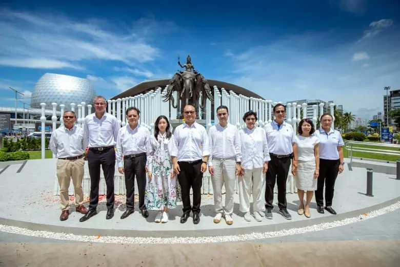 คุณปีเตอร์ กาญจนพาสน์ ประธานกรรมการ และ ค...