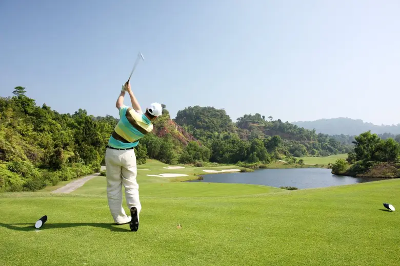 ทินิดี กอล์ฟ รีสอร์ท ภูเก็ต ตั้งอยู่ในบริ...