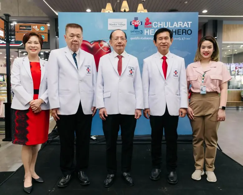 นพ. กำพล พลัสสินทร์ (คนกลาง) กรรมการกลุ่ม...