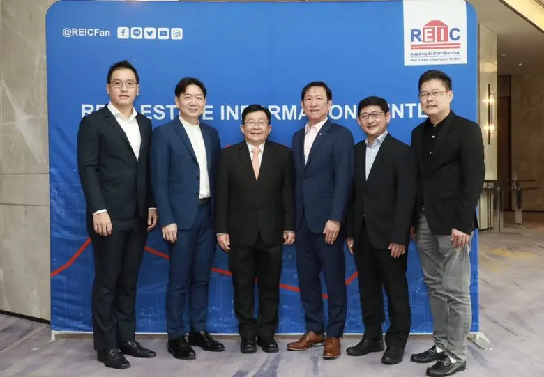 สมบูรณ์ วศินชัชวาล (ที่ 4 จากซ้าย) รักษาก...