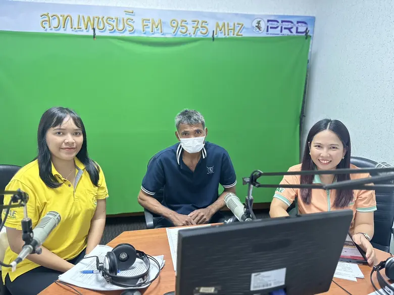 เกษตรหนองหญ้าปล้อง ดำเนินการประชาสัมพันธ์ผ่านรายการรอบรู้เรื่องเกษตร ช่วงโลกสีเขียว คลื่น FM 95.75 MHz