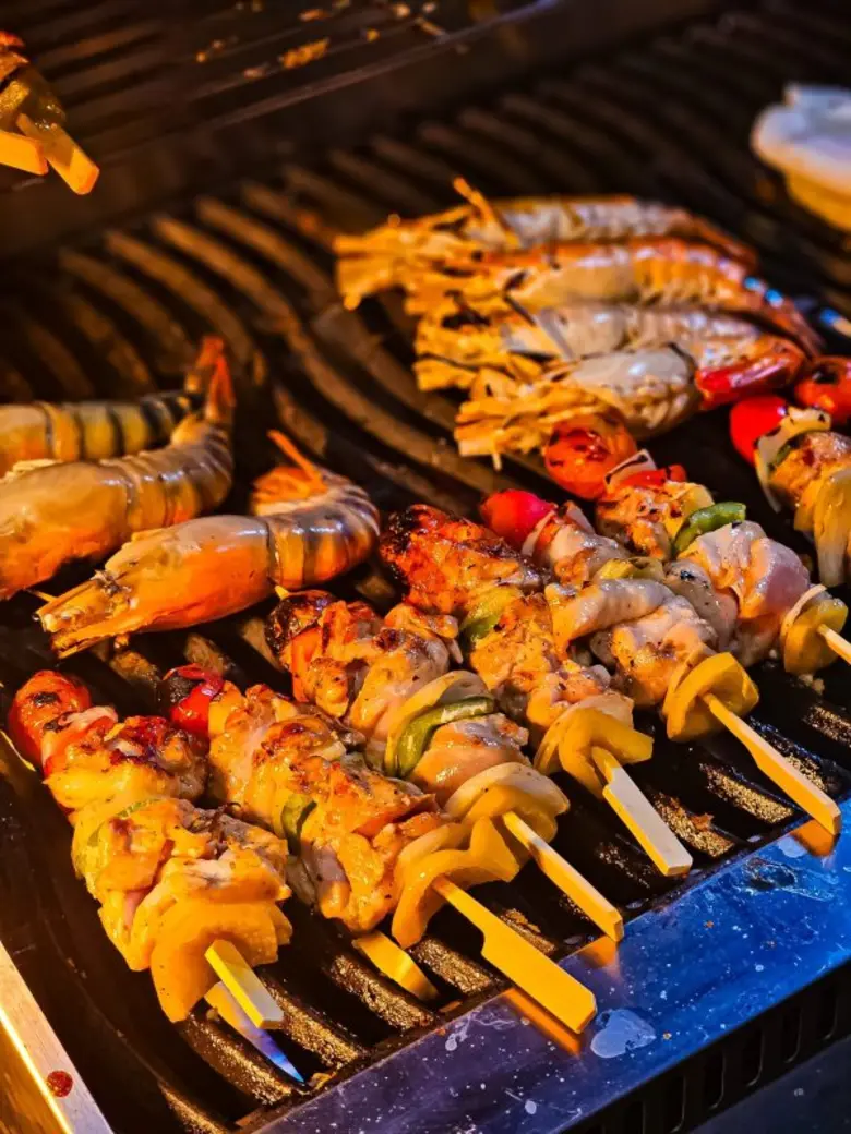 อิ่มอร่อยกับบุฟเฟต์บาร์บีคิวพร้อมชมภาพยนตร์เรื่องโปรดใต้แสงดาวที่อวานี สุขุมวิท กรุงเทพฯ