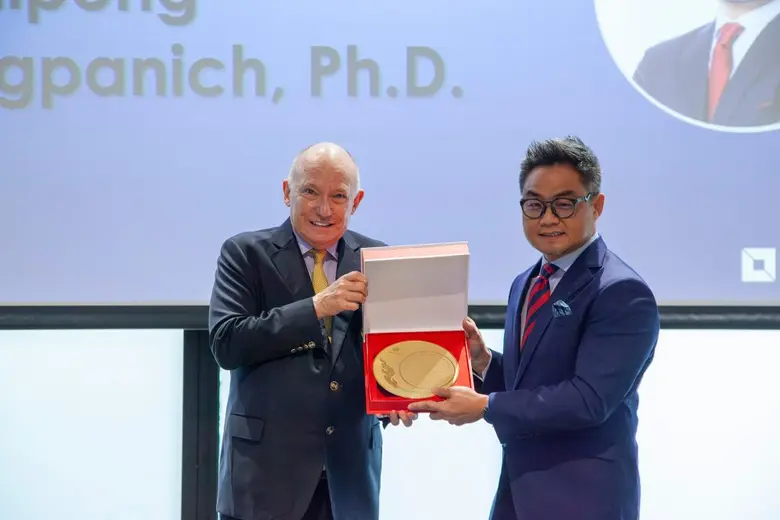 ศาสตราจารย์ ดร.เอียน เฟนวิค ผู้อำนวยการ S...