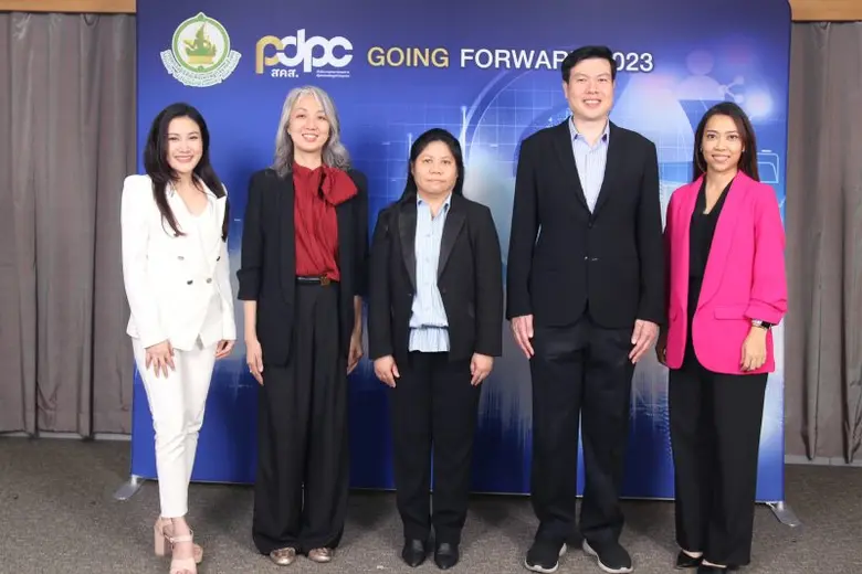 ดร.วรรณศิริ พัวศิริ (ที่ 3 ซ้าย) ผู้อำนวยการศูนย์พั...