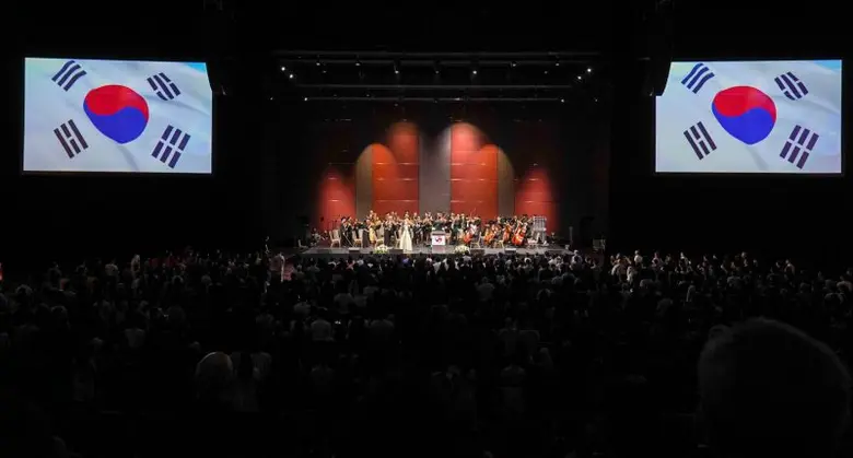 สถานเอกอัครราชทูตสาธารณรัฐเกาหลีและศูนย์วัฒนธรรมเกาหลีประจำประเทศไทย จัดงานคอนเสิร์ตมิตรภาพเกาหลี-ไทย เพื่อเฉลิมฉลองครบ 65 ปี การสถาปนาความสัมพันธ์ทางการทูตเกาหลี-ไทย