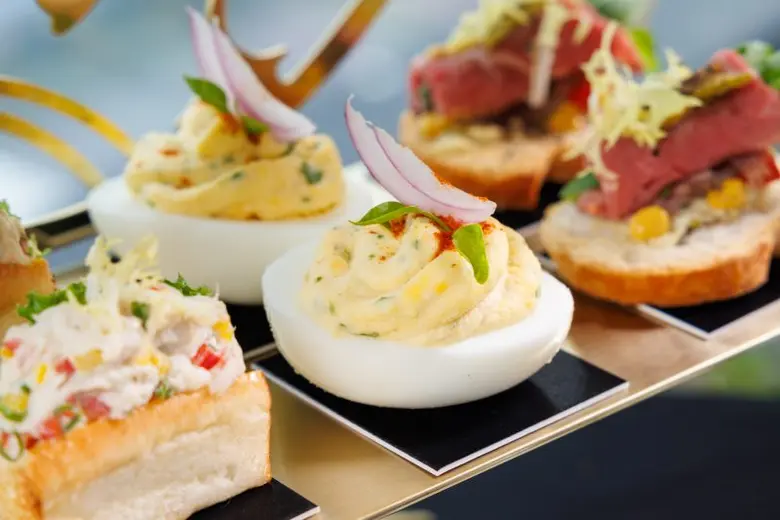 อิ่มเอมไปกับชุดน้ำชายามบ่ายธีมใหม่ ต้อนรับเทศกาลแห่งความสุข 'Enchanted Wonders - Sugar, Spice, and All Things Nice' ที่ ล็อบบี้ เลาจน์ โรงแรมแชงกรี-ลา กรุงเทพฯ