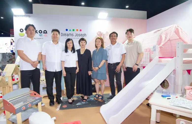 คุณวีรศักดิ์ เสริมประภาศิลป์ (ที่ 2 จากขวา) ประธานเ...