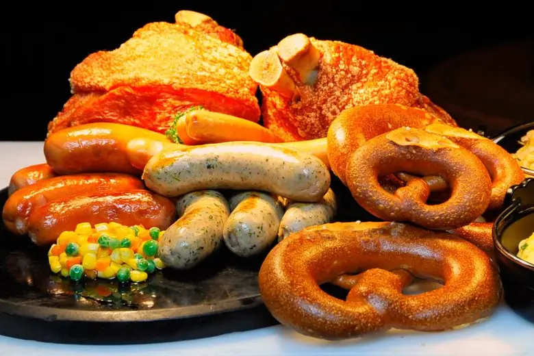 ฉลองอ็อกโทเบอร์เฟส ที่ดิเอมเมอรัลด์ ค็อฟฟี่ช็อพ