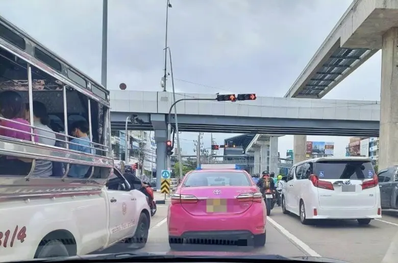 กทม. - สน.ประเวศตรวจสอบแก้ไขสัญญาณไฟจราจรแยกศรีนุชให้ใช้งานได้ตามปกติ