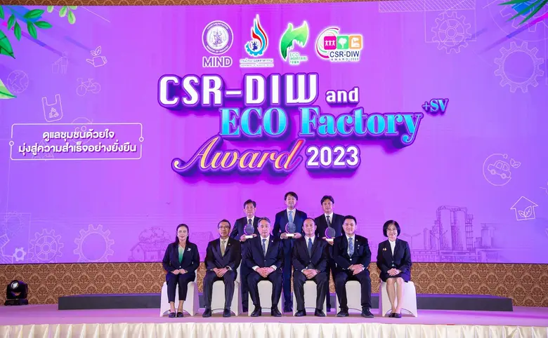 นายทาคายูกิ โทเฮ (คนกลาง แถวหลัง) ประธานเ...