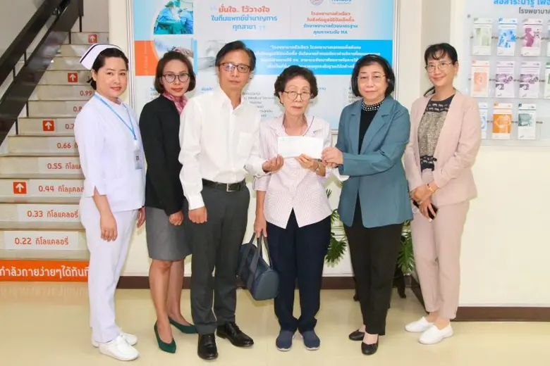 คุณนภาพร ลือชาวัฒนกุล (ที่ 3 จากขวา) และค...