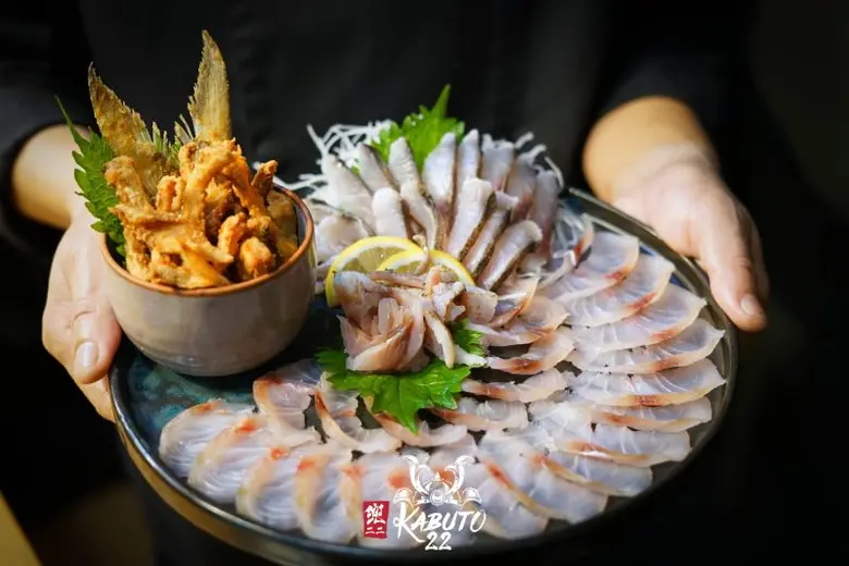 Kabuto 22 (คาบูโตะ สองสอง) เสิร์ฟซาชิมิปลาไทย ลิ้มรสความอร่อย ไม่แพ้ปลานอก วัตถุดิบสดใหม่จากทะเลไทย ช่วยสนับสนุนชาวประมงท้องถิ่น