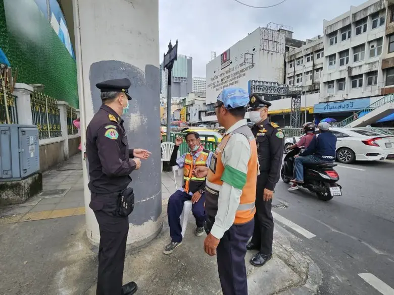 กทม.ประสานตำรวจกวดขันจับปรับผู้ขับขี่ลักลอบกลับรถทางข้ามถนนหน้าโรงพยาบาลเด็ก