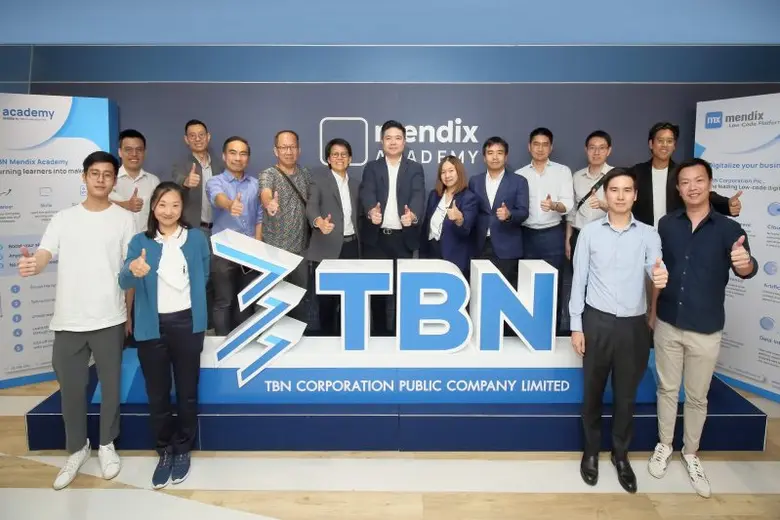 นายปนายุ ศิริกระจ่างศรี (กลาง) ประธานเจ้า...