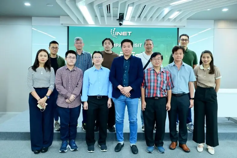 คุณวัลล์ชัย เวชชีวะดำรงค์ (แถวหน้ากลาง) ร...