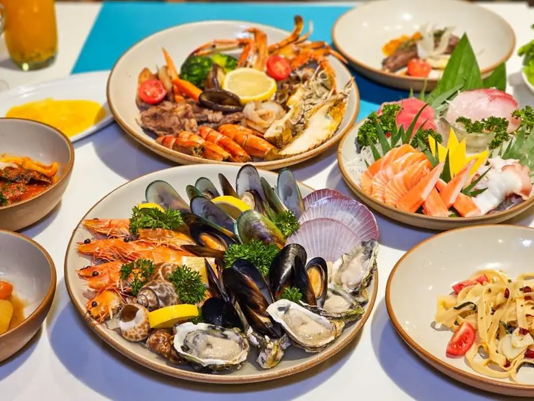 พักผ่อนสุดสัปดาห์ไปกับแพ็คเกจ Weekend Escape ทั้งบุฟเฟ่ต์เลิศรสมื้อเช้าและมื้อเย็น ณ รร เลอ เมอริเดียน สุวรรณภูมิ กรุงเทพฯ กอล์ฟ รีสอร์ท แอนด์ สปา