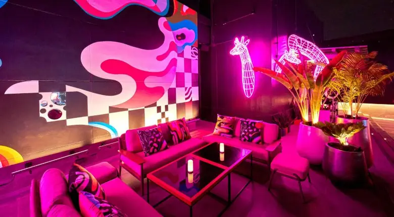 พิงค์ยีราฟ (Pink Giraffe) รูฟท็อปบาร์ดีไซ...