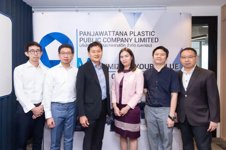 คุณวิวรรธน์ เหมมณฑารพ (ที่ 3 จากซ้าย) ประ...