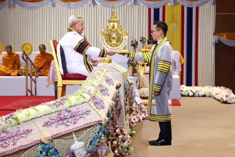 พระบาทสมเด็จพระเจ้าอยู่หัว ทรงพระกรุณาโปร...