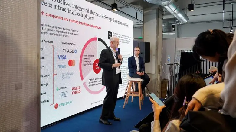 เมื่อเร็ว ๆ นี้ นายโจนาธาน ชาร์ป หุ้นส่วน กลยุทธ์เท...