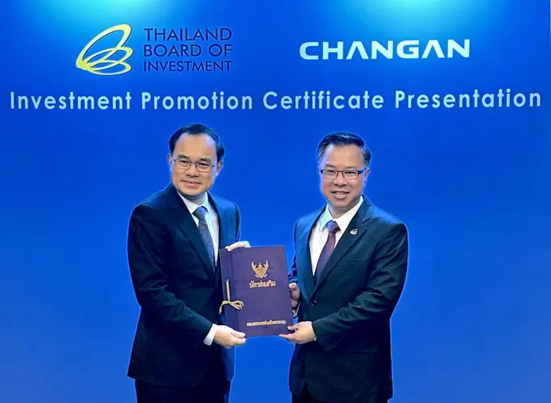 เมื่อเร็วๆนี้ นายนฤตม์ เทอดสถีรศักดิ์ (ขว...