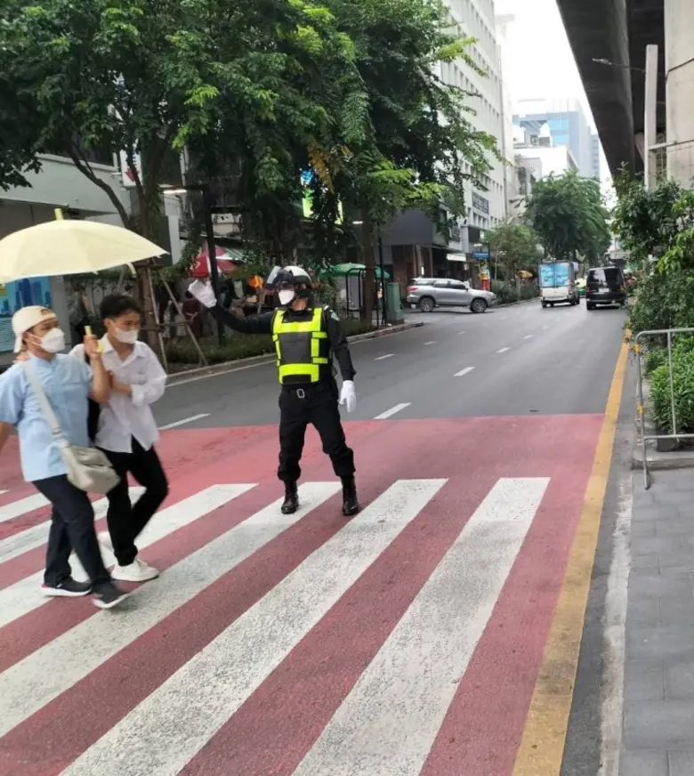 เขตบางรักประสานตำรวจกวดขันวินัยจราจรถนนสีลม แก้ปัญหา จยย.ลักลอบกลับรถตรงทางม้าลาย