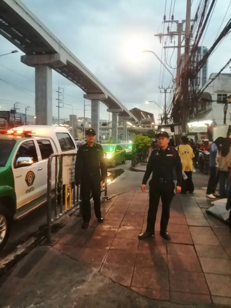 เขตประเวศทำความสะอาดพื้นที่ - กวดขันผู้ค้าหาบเร่แผงลอยตรงข้ามซีคอน ศรีนครินทร์