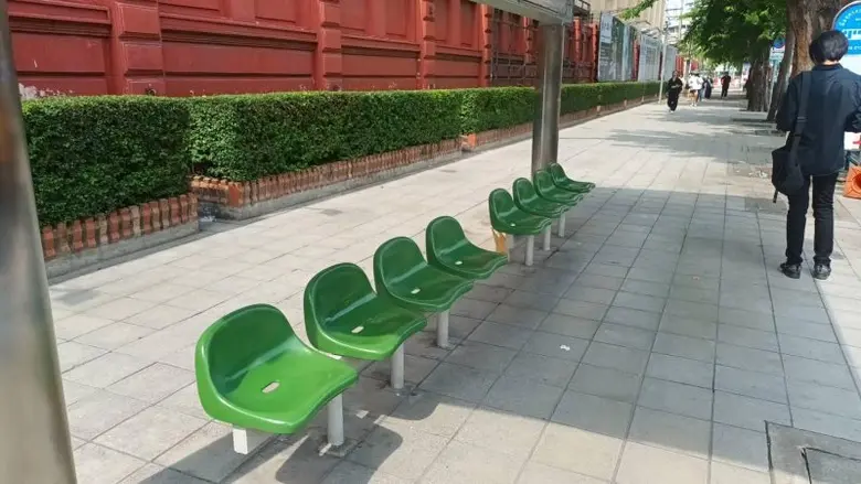 กทม.ซ่อมแซมเก้าอี้นั่งรอรถโดยสารในพื้นที่เขตดุสิตและหน้าโรงละครแห่งชาติ