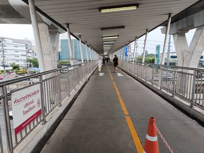 เขตบางขุนเทียนกวดขันจับปรับผู้ค้าบนสะพานลอยเชื่อมห้างบิ๊กซี-เซ็นทรัล พระราม 2