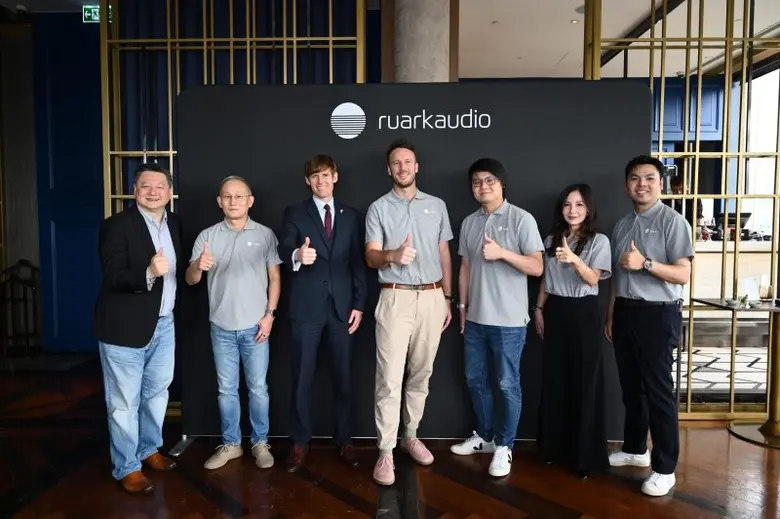 คุณปรเมศร์ เหรียญเจริญสุข (ที่ 2 จากซ้าย)...