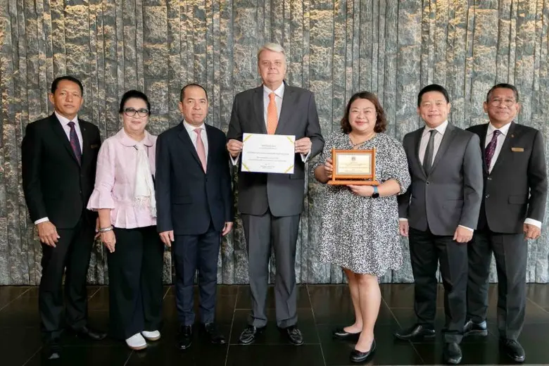 มร. โรเบิร์ต เมาเรอร์ เลิฟเลอร์ (กลาง) รอ...