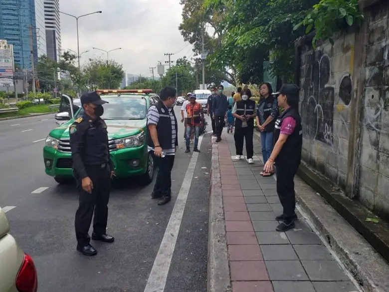 เขตคลองเตยกวดขันร้านค้าตั้งแผงค้ากีดขวางผิวจราจรทางออกประตูสวนเบญจกิติ