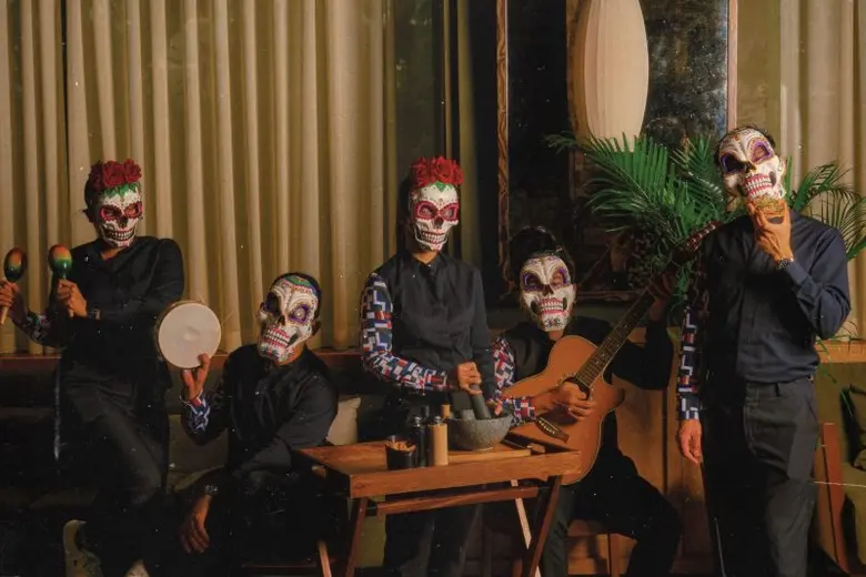 Halloween meets D?a de los Muertos for on...