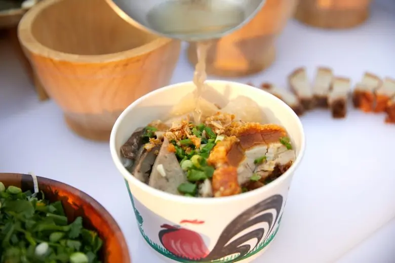 อร่อยแบบเต็มอิ่มไปกับหลากหลายซุ้มอาหารรสเด็ดจากร้านดังในงาน "ร้านดัง รสเด็ด บุฟเฟ่ต์ สตรีทฟู้ด รสเลิศใต้แสงดาว @ศาลาทิพย์" ครั้งที่ 13 (RDRD Gourmet 'Street Food' Buffet Under The Stars @Salathip) โรงแรมแชงกรี-ลา กรุงเทพฯ