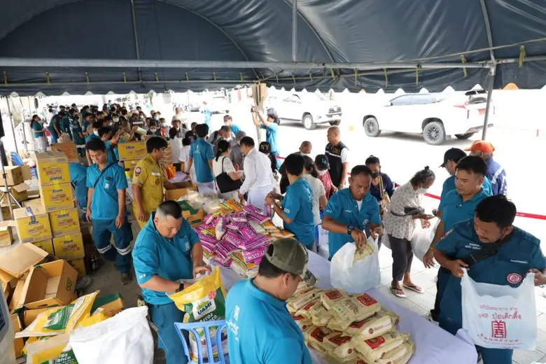 มูลนิธิป่อเต็กตึ๊ง ร่วมกับ วัดเทพศิรินทราวาสราชวรวิหาร จัดพิธีทิ้งกระจาด แจกเครื่องอุปโภคบริโภคและชุดยาสามัญประจำบ้านรวม 500 ชุด