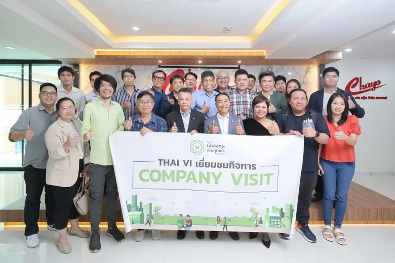 คุณสุขสันต์ ยศะสินธุ์ (แถวหน้า ที่ 4 จากข...