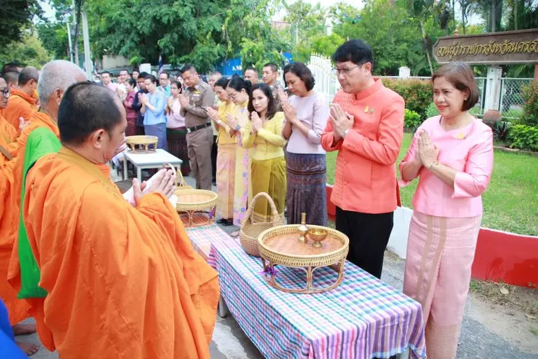 พช.นครสวรรค์ ร่วมกิจกรรม "ใส่บาตรหน้าจวน ชวนอิ่มบุญ นุ่งผ้าไทย"