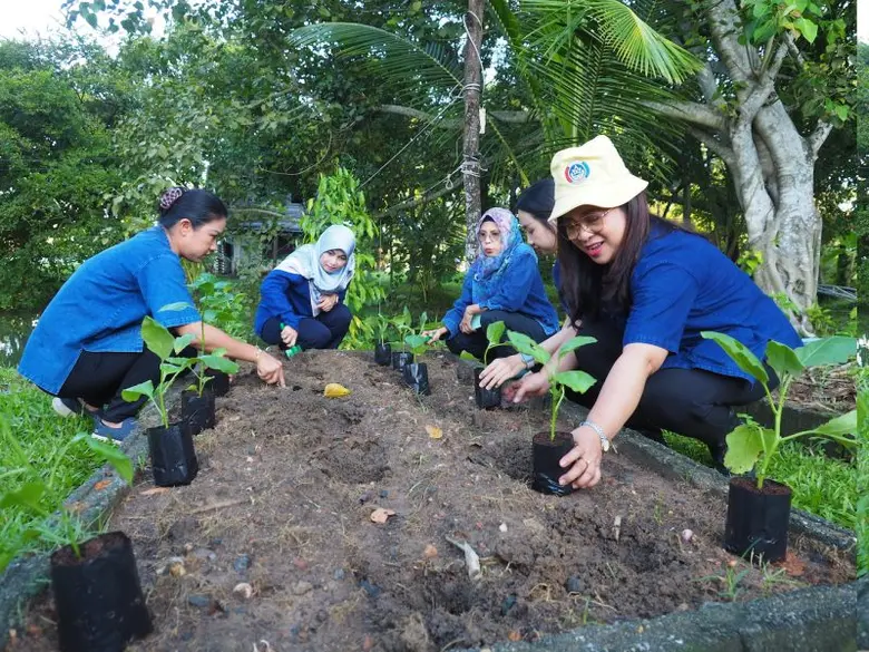 พช. มอบพันธุ์ผัก ผู้ว่าฯยะลา สร้างความมั่นคงทางอาหาร "บ้านนี้มีรัก ปลูกผักกินเอง"
