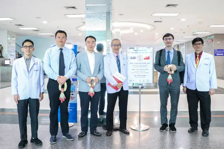 คณะแพทย์ศูนย์ศัลยกรรมตกแต่ง โรงพยาบาลยันฮ...