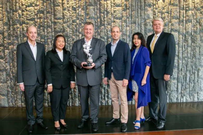 ไมเคิล เฮนสเลอร์ (ที่ 3 จากซ้าย) ประธานเจ...