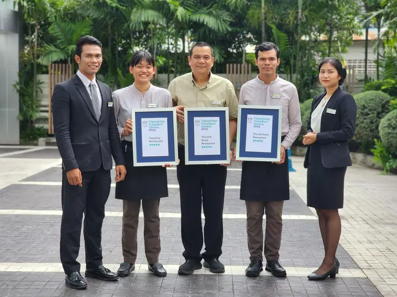 มกริน พรหมโยธี (คนที่ 3 จากซ้าย) ผู้จัดกา...