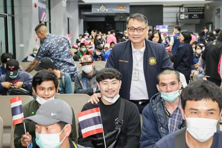 ก.แรงงาน ต้อนรับอีก 140 แรงงานไทยกลับจากอิสราเอล ณ ท่าอากาศยานทหาร 2 กองบิน 6