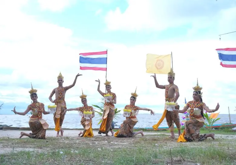 มรภ.สงขลา ร่วมสืบสานประเพณีแข่งเรือ ชักพร...