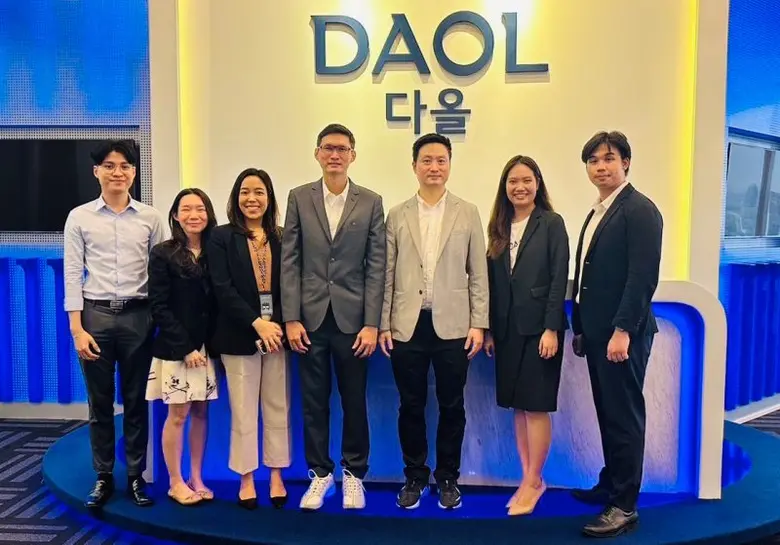 นายพงศ์พจน์ เลิศรุ้งพร (กลาง) ประธานเจ้าหน้าที่บริห...