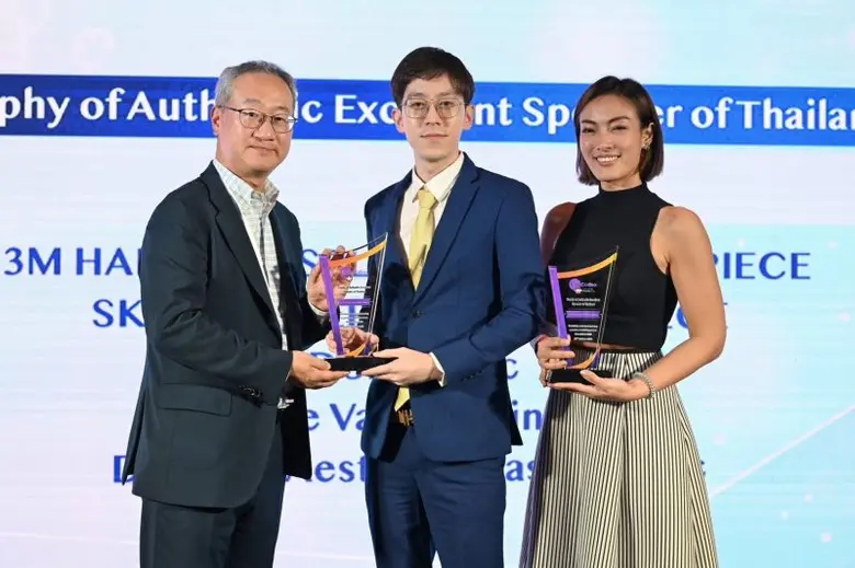 นายแพทย์อรรถกร ถาวรสวัสดิ์ และแพทย์หญิงณั...