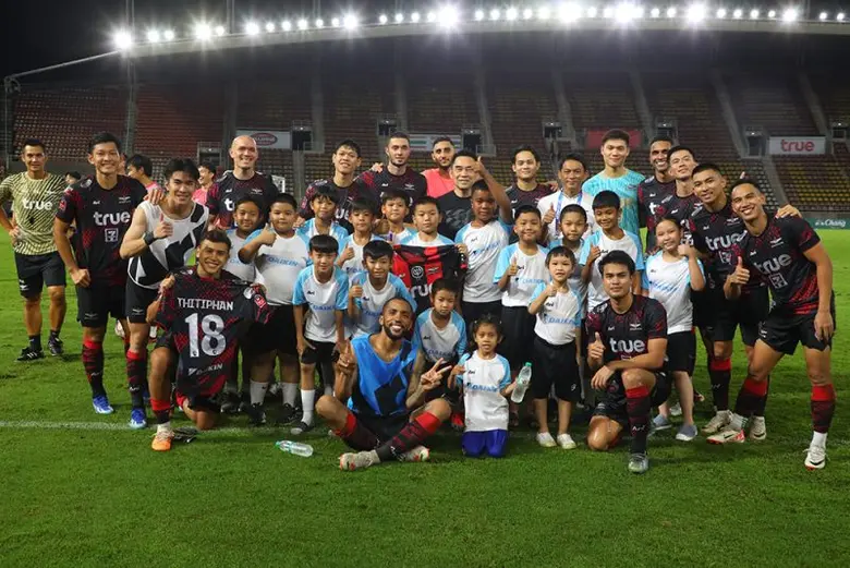 ไดกิ้น ร่วมมือกับ สโมสรทรู แบงค็อก ยูไนเต็ด จัดกิจกรรมฟุตบอลคลินิคและ Player Escort