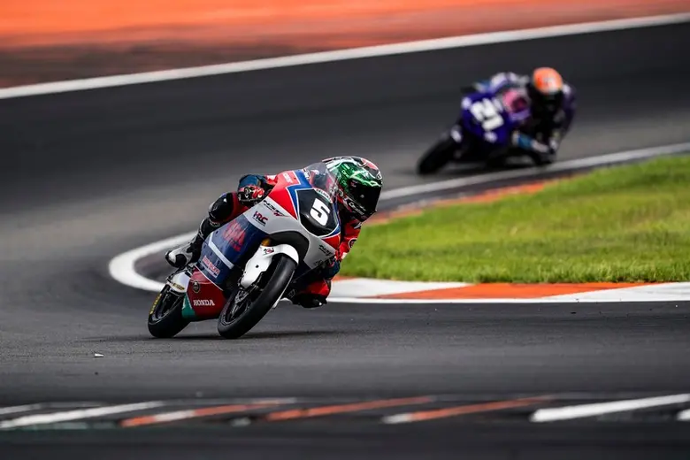 "ก๊องส์" ธัชกร บัวศรี ยอดนักบิดดาวรุ่งชาว...