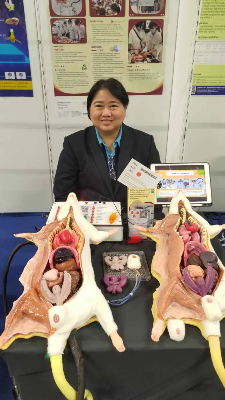 "หุ่นจำลองหนูขาวใหญ่ผลิตจากวัสดุเหลือใช้" นวัตกรรมสื่อการเรียนการสอนจากคณะสัตวแพทย์ จุฬาฯ คว้าสองรางวัลใหญ่จาก iENA 2023 ที่เยอรมนี